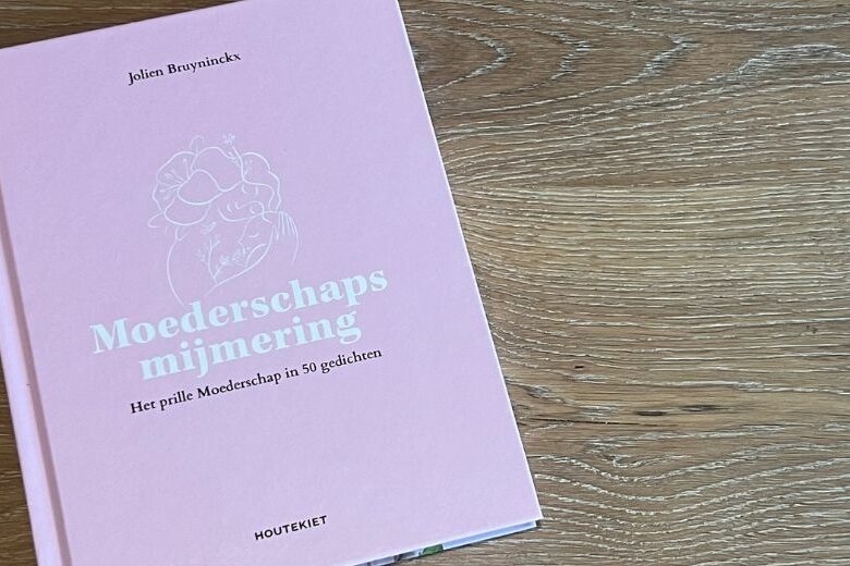 Boek moederschapsmijmering op een tafel